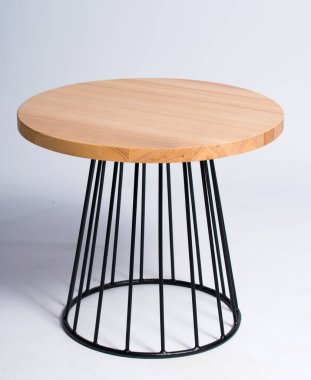 İç kısımda modern ahşap tabure.