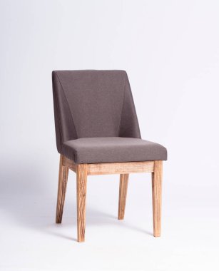 Gri arkaplanda kopyalama alanı olan modern gri sandalye