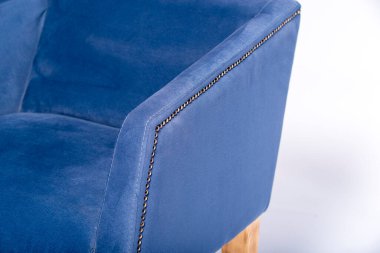 Oturma odasında mavi deri sandalye.