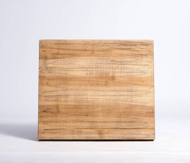 Tahta kesme tahtası beyaz arkaplanda izole edildi