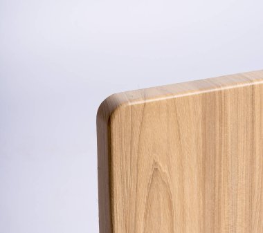 yakın - beyaz arkaplanda ahşap bir kutunun görünümü.