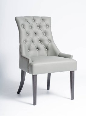 Modern koltuk beyaza izole edilmiş.