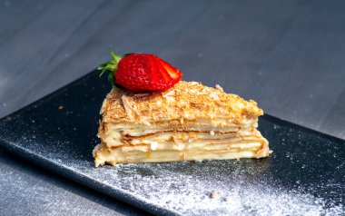 Tatlı meyveli börek.