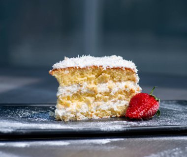 Çilekli kek ve pudra şekerli