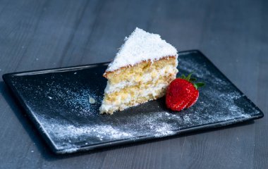 Çilekli kek, pudra şekeri ve pudra şekeri.