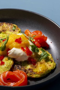 Siyah arka planda sebzeli sahanda yumurta