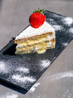 Kremalı ve dutlu lezzetli pasta..