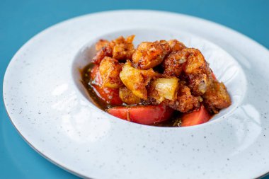 Beyaz tabakta kızarmış patates.