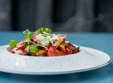 Restoranda sebze salatası