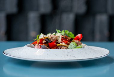 Tavuk ve sebzeli taze salata.