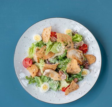 Tavuklu sezar salatası ve beyaz tabakta kızarmış ekmek. sağlıklı gıda konsepti