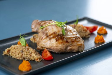 Pirinç ve sebzeli kızarmış ördek, yakın plan, yatay fotoğraf.