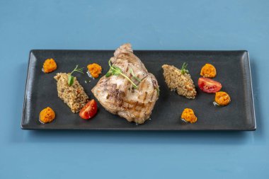 Siyah arka planda beyaz tabakta deniz mahsullü spagetti. İtalyan mutfağı.