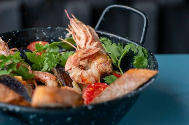 Beyaz tabakta deniz ürünleri salatası.