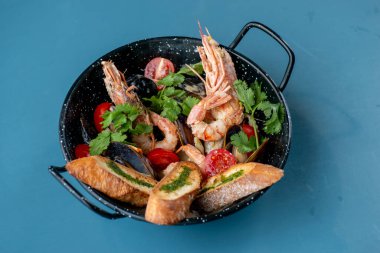 Karides ve sebzeli deniz ürünleri.