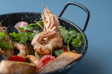 Karides, kalamar, karides ve karidesli deniz ürünleri salatası.