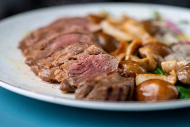 Yakın plan - sebzeli biftek ve otlu biftek