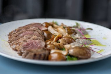 Salata ve taze otlu ızgara biftek.