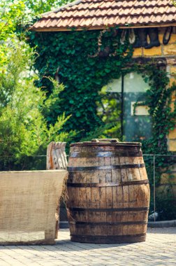 boş ahşap masa ve şarap şişeleri bir üzüm bağında