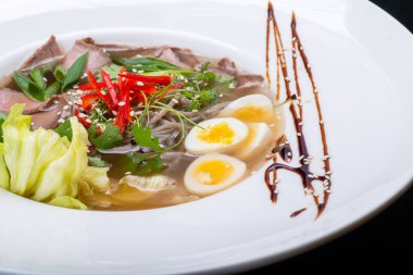 Tayland yemeği, domuz etli şehriye.