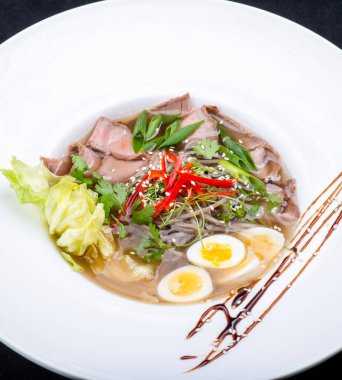 Domuz eti, domuz eti ve sebzeli Tayland eriştesi.