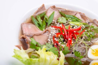 Tayland eriştesi çorbası ve domuz eti.