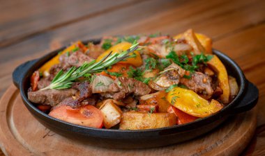 Demir tavada patates ve biberiyeli biftek güveci.