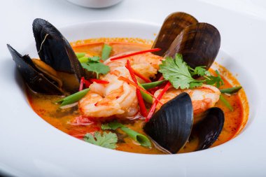 Siyah arka planda beyaz tabakta deniz mahsullü spagetti. İtalyan mutfağı.