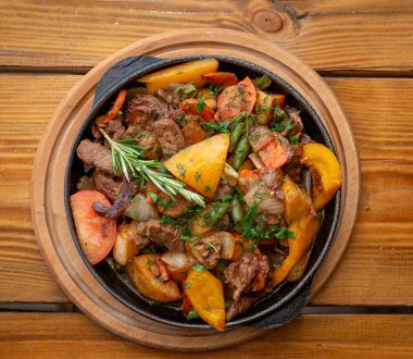 Sebzeli ve otlu biftek güveci.