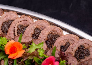 Sebze ve baharatlı taze biftek.