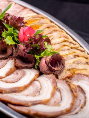 Otlar ile dilimlenmiş jambon