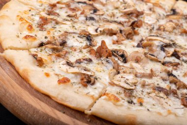 Tahta masada nefis bir pizza.