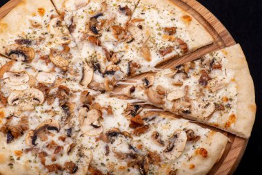 Pizza, mantar, peynir ve mantar..