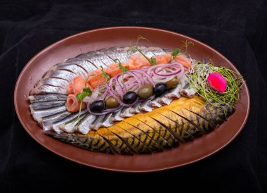 Siyah tabakta taze ve lezzetli deniz ürünleri.