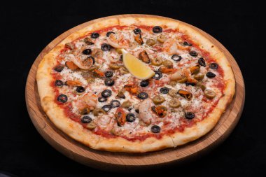 Siyah arka planda nefis İtalyan pizzası.