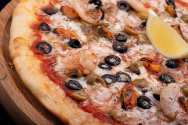 Deniz ürünleri ve sebze pizza