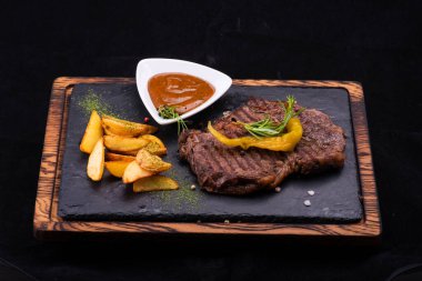 Patates ve soslu biftek.