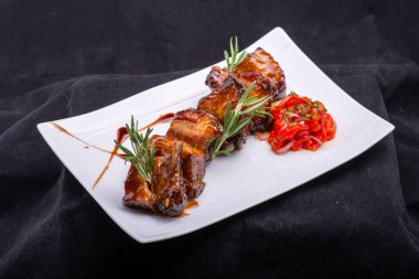 Kızarmış balık, sebzeli ve soslu beyaz tabak.