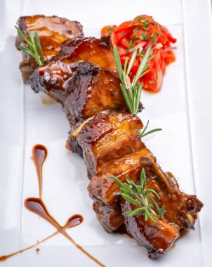 Soslu ızgara kaburga