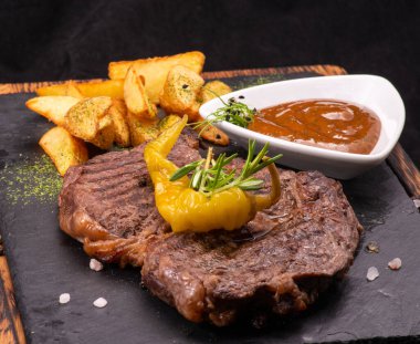 Siyah tabakta patatesli biftek