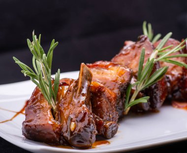 Kızarmış pirzola otlar ile