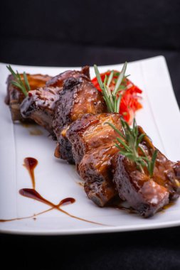 Soslu kuzu kaburga ızgara