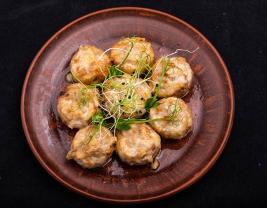 Bitki ve baharatlı kızarmış patates.