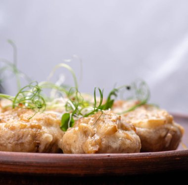 Kavanozda kızarmış tavuk. seçici odak