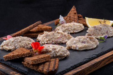 Baharatlı bir tabak ekmek ve et..