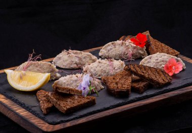 Siyah arka planda lezzetli sandviçler..