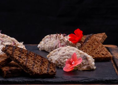 ekmek ezmeli, siyah ekmek, kırmızı havyar, ekmek, ekmek, ekmek, çavdar ekmeği tabakta.