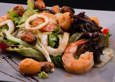 Avokadolu karides salatası.