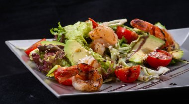 Karides, avokado ve domatesli salata. sağlıklı beslenme