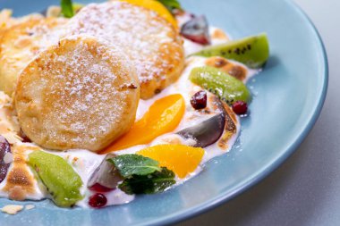 Meyveli kek tabakta.